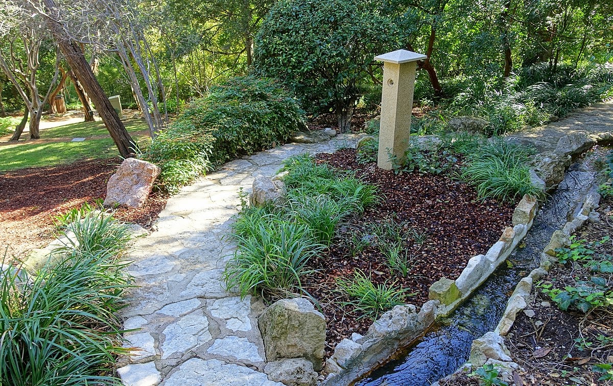 8 Ways to Use Flagstone in Your Landscaping LawnStarter