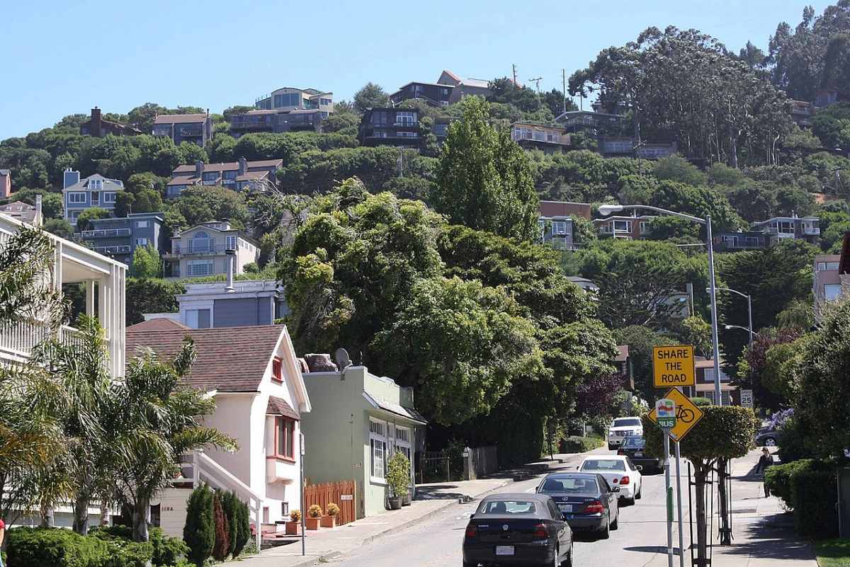 Typical San Francisco Bay Area geography. Houses built on steep rolling hills