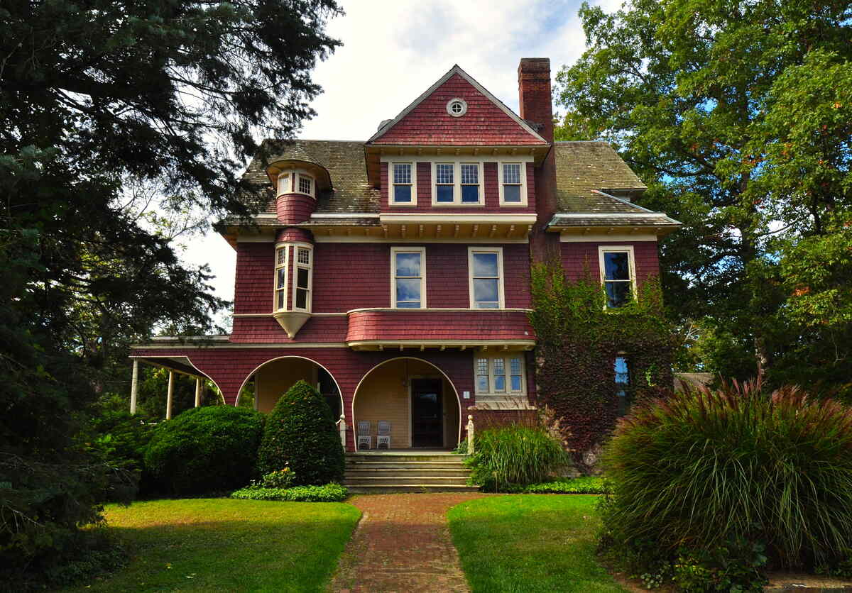 lawn in front of a house in virginia