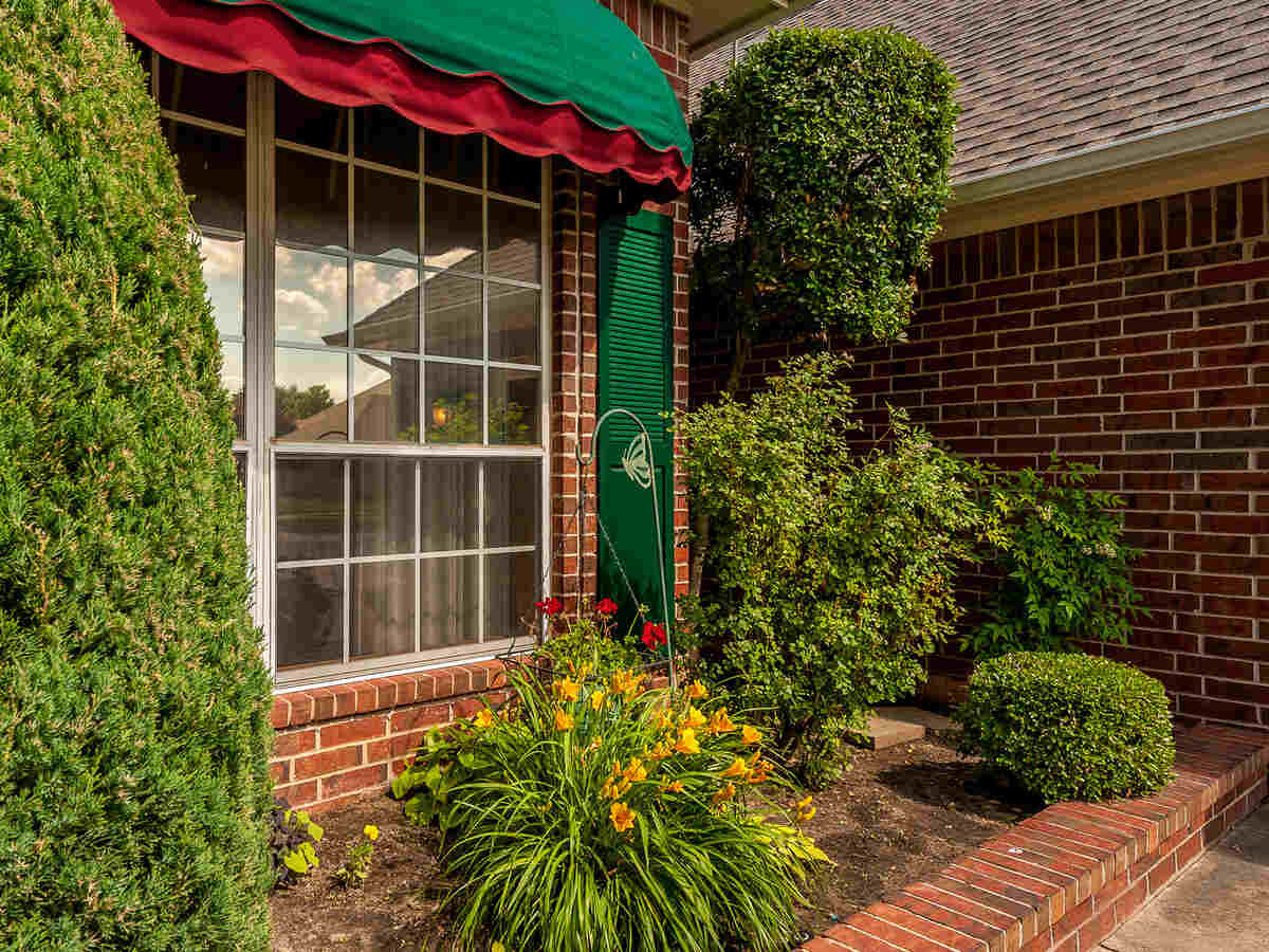 landscaped home in Warwick Heights, Oklahoma City OK