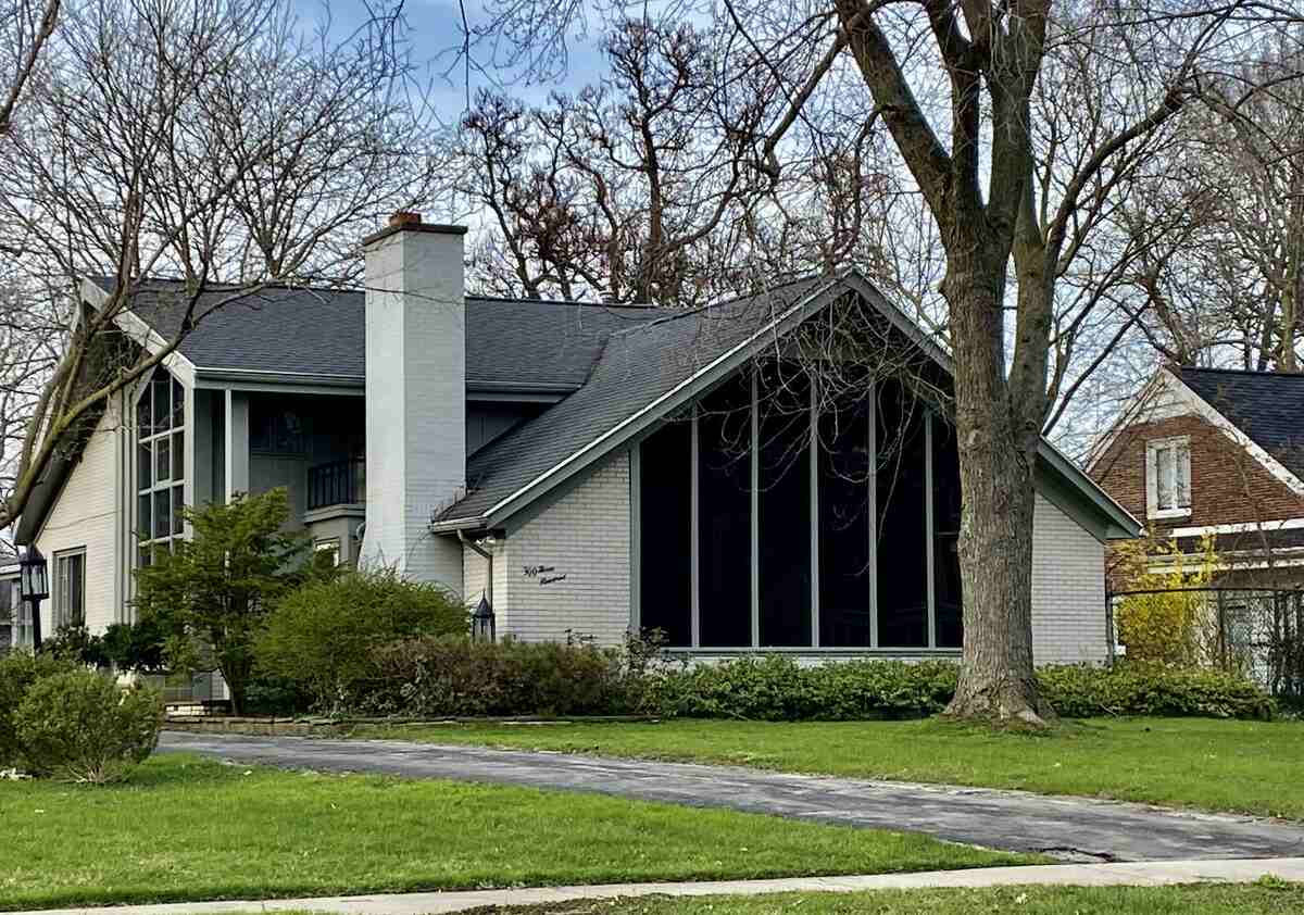 lawn in front of a house in buffalo ny